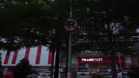 Transmart-Carrefour-Indonesien-Logo,-Transmart-In-Cirebon,-Transmart-Ist-Ein-Supermarkt,-Der-Familienbedarf-Verkauft
