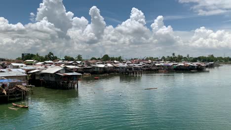 The-floating-houses-and-homes-were-made-of-tin-materials-and-wood