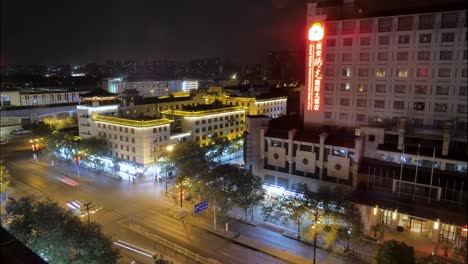 Nachtzeitrafferstraße-Mit-Verkehr-Und-Stadtlichtern-In-Xian,-China