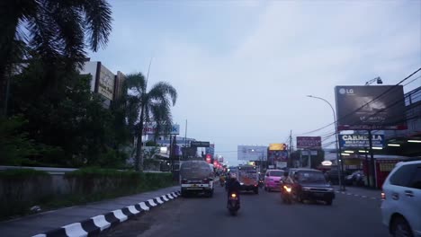 Camine-Por-Tuparev-Cirebon,-Java-Occidental,-Indonesia-Por-La-Tarde