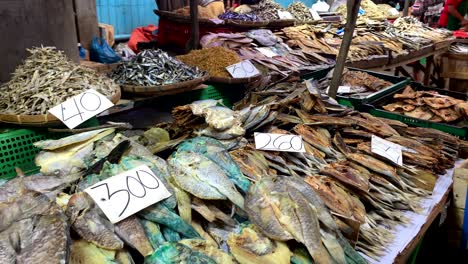 Se-Exhibe-A-La-Venta-Una-Variedad-De-Diferentes-Tipos-Y-Tamaños-De-Pescado-Seco.