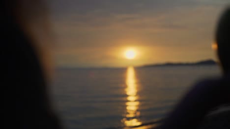 Silhouette-Einer-Frau,-Die-Bei-Sonnenuntergang-Eine-Frische-Kokosnuss-An-Einem-Strand-Genießt