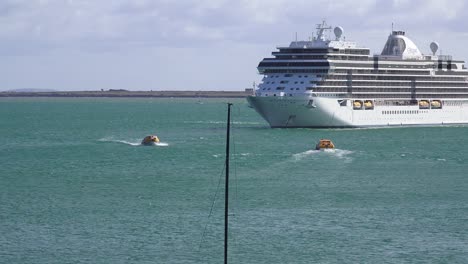 Ausschreibungen,-Die-Passagiere-Von-Einem-Linienschiff-Zur-Landung-In-Dunmore,-East-Waterford,-Irland,-Befördern