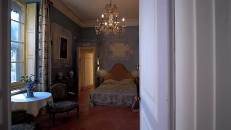 Toma-Lenta-Y-Reveladora-De-Un-Antiguo-Dormitorio-Principal-Dentro-De-Un-Antiguo-Castillo.