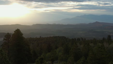Luftaufnahme-über-Bäumen-In-Richtung-Wildnis-Von-Utah,-Dramatischer-Abend-In-Den-USA