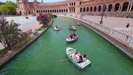 Barcos-En-El-Río-Artificial-En-La-Plaza-De-España---Cámara-Ultra-Lenta