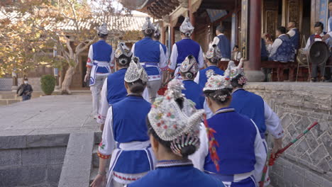 Gruppe-Ethnischer-Minderheiten,-Die-In-Yunnan,-China,-Traditionellen-Tanz-Aufführt