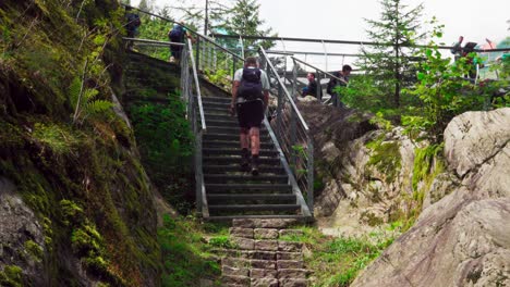 Esta-Es-Una-Parte-Del-Desfiladero-Del-Transeúnte-Con-Escaleras-Metálicas.