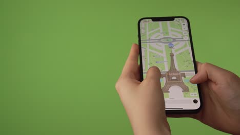 Frau-Blickt-Auf-Den-Eiffelturm-Auf-Einer-3D-Karte-Am-Telefon