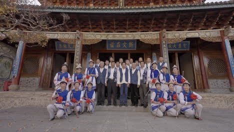 Grupo-Minoritario-étnico-Bai-Interpretando-Música-En-El-Templo-Chino-En-Yunnan,-China