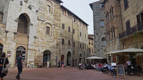 Entdeckte-Touristen-Auf-Dem-Berühmten-öffentlichen-Platz-In-San-Gimignano,-Provinz-Siena,-Italien