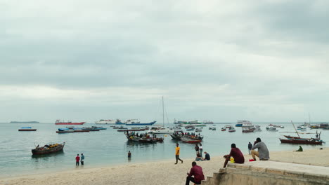 Ciudad-De-Piedra,-Playa-De-Zanzíbar-Por-La-Mañana-En-Un-Día-Nublado