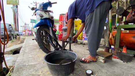 Taller-De-Reparación-De-Neumáticos-De-Indonesia-Al-Lado-De-La-Carretera.