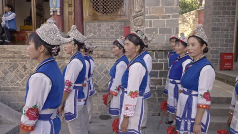 Frauen-Aus-Der-Ethnischen-Minderheit-Der-Bai-Bereiten-Sich-Auf-Den-Traditionellen-Tanz-In-Yunnan,-China,-Vor