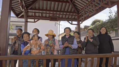 Grupo-Minoritario-étnico-Bai-Aplaudiendo-En-Una-Aldea-En-Yunnan,-China