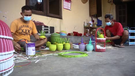 El-Artesano-Local-Que-Elabora-Artesanías-Cirebonesas-De-Ratán-Para-Destinos-Turísticos-Y-Población-Local-En-La-Isla-De-Java,-Indonesia.