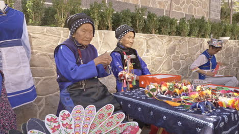 Grupo-Minoritario-étnico-Bai-En-El-Mercado-De-Artes-Y-Artesanías-En-Yunnan,-China