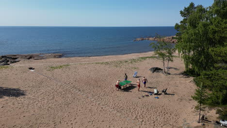 Freunde-Genießen-Urlaub-Am-Sandstrand-Im-Finnischen-Archipel,-Luftaufnahme