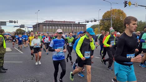 Eine-Große-Menge-Läufer-Läuft-An-Der-Turu-Road-In-Tartu,-Estland-Vorbei