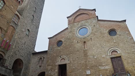 People-At-The-Steps-Of-Duomo-di-San-Gimignano-Roman-Catholic-Collegiate-Church-In-Tuscany,-Italy