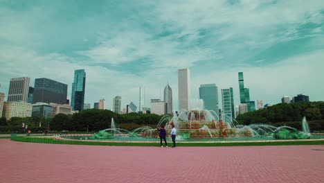 Toma-Orbital-Aérea-Por-Drones-Del-Parque-De-Fuentes-Del-Centro-De-Chicago-Con-El-Telón-De-Fondo-Del-Horizonte,-Combinando-Belleza-Urbana-Y-Natural