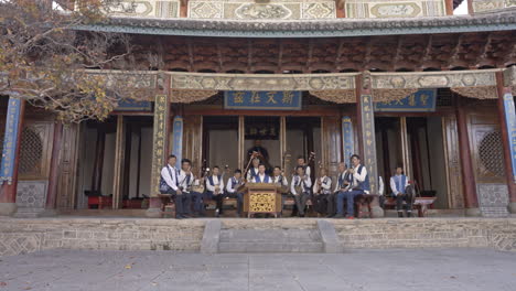 Bai-Minderheitsgruppe-Spielt-Musik-Im-Chinesischen-Tempel-In-Yunnan,-China