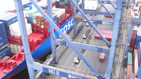 Kran-Hebt-Container-Am-Liegeplatz-Vom-Schiff