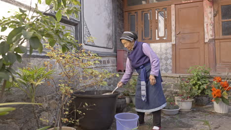 Mujer-Bai-De-Minoría-étnica-Regando-Flores-En-Yunnan,-China