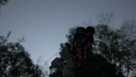 Teleskop-Fotografiert-Den-Nachthimmel-Und-Verfolgt-Sterne-Auf-Dem-äquatorialen-Berg