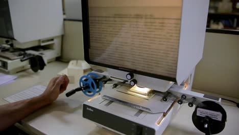 Verwendung-Eines-Rollfilm-Mikrofilmlesegeräts-Zum-Betrachten-Fotografierter-Gedruckter-Materialien,-Statisch