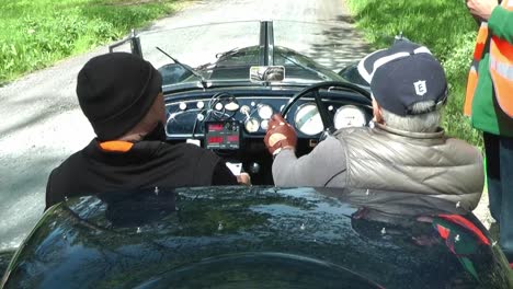 Coche-Clásico-Al-Inicio-De-Un-Rally-En-Un-Día-De-Primavera.