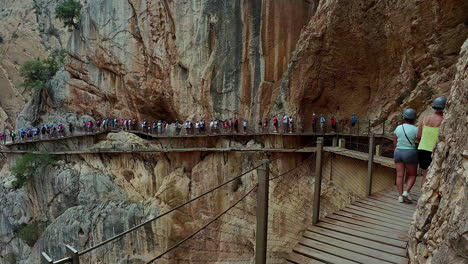 El-Sendero-Caminito-Del-Rey-Es-Un-Paseo-Marítimo-De-Madera-A-Lo-Largo-De-La-Cara-De-Un-Acantilado.