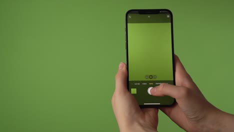 Frau-Fotografiert-Mit-IPhone-Vor-Greenscreen