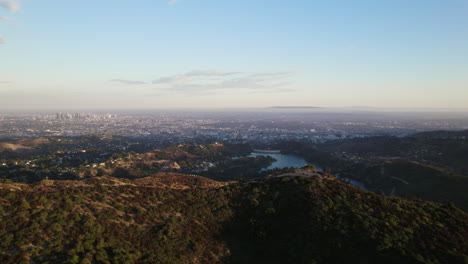 Una-Amplia-Vista-Aérea-De-Los-ángeles-En-La-Hora-Dorada-Con-Hollywood,-Dtla-Y-El-árbol-De-La-Sabiduría