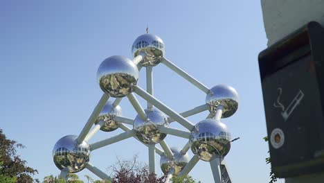 Hermosa-Perspectiva-Del-Edificio-Atomium-Junto-A-Un-Cenicero-En-La-Ciudad-De-Bruselas.