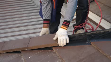 Asiatischer-Arbeiter,-Der-Dachziegel-Installiert,-Schneidet,-Misst,-Nahaufnahme