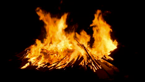 Close-up-of-a-large-bonfire-on-the-beach-at-night