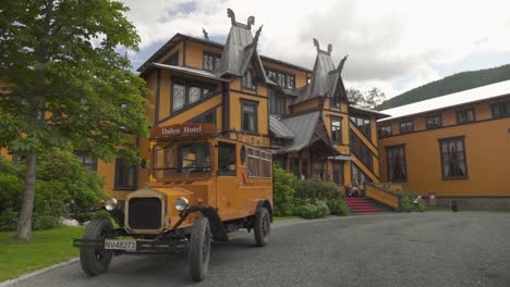 Vintage-Hotel-Bus-Parked-Outside-Wooden-Building-Of-Dalen-Hotel-In-Telemark,-Norway
