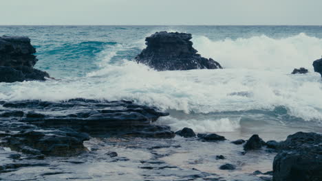 Wellen-Schlagen-Auf-Vulkangestein-In-Hawaii
