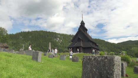 Turistas-Que-Visitan-La-Iglesia-De-Madera-De-Eidsborg-En-Tokke,-Condado-De-Vestfold-Y-Telemark,-Noruega