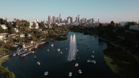 :-Eine-Drohnenaufnahme-Des-Echo-Park-Lake-Mit-Schwanenbooten-Zur-Goldenen-Stunde