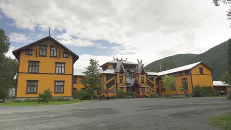 Vista-Panorámica-Del-Hotel-Dalen-Durante-El-Día-Nublado-En-Dalen,-Telemark,-Noruega