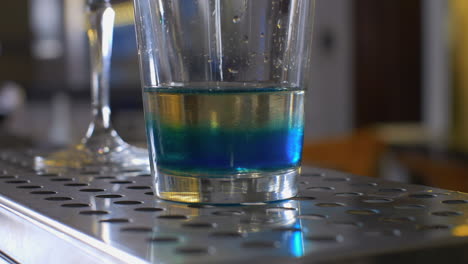 Extreme-Nahaufnahme-Der-Bar-Club-Cocktailzubereitung,-Die-Mit-Blauem-Getränk-Gefüllt-Ist,-Ein-Party-Nachtleben-Konzept-Aus-Glas
