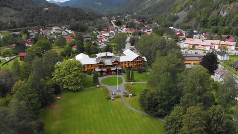Luftaufnahme-Des-Dalen-Hotels-–-Kulturelles-Wahrzeichen-Und-Zufluchtsort-Auf-Dem-Land-In-Telemark,-Norwegen