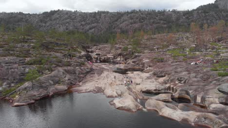 Los-Turistas-Que-Visitan-Los-Cráteres-De-Nissedal,-Noruega,-Europa