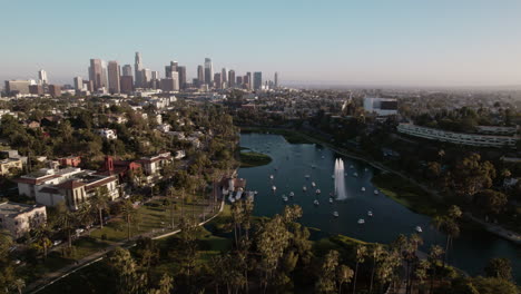 Eine-Filmische-Luftaufnahme-Des-Echo-Parks-Und-Der-Innenstadt-Von-Los-Angeles-Zur-Goldenen-Stunde