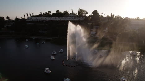 Una-Toma-Aérea-De-La-Fuente-De-Echo-Park-Con-Rayos-De-Luz-Atravesando