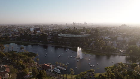 Una-Toma-Aérea-Del-Parque-Echo-Al-Atardecer-Con-Barcos-Cisne-Y-La-Fuente