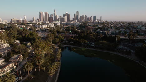 Eine-Luftaufnahme-Der-Innenstadt-Von-Los-Angeles,-Die-über-Den-Echo-Park-Lake-Fliegt