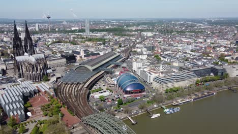 Paisaje-Urbano-De-Colonia-Y-Horizonte-Aéreo-Panorámico-De-Los-Monumentos-Del-Lado-Occidental-Con-La-Cúpula-De-La-Catedral-Y-La-Estación-De-Tren